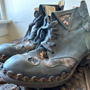 Vintage genuine Rover lace up boots blue floral 1970s ankle boot